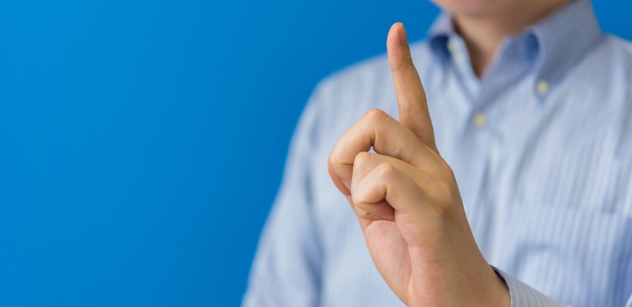 自分の臭いをチェックする方法②指で自分の頭皮をこする