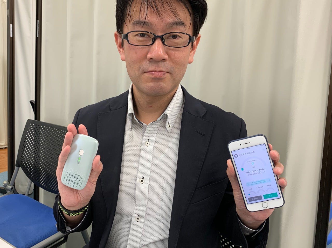 Kunkun bodyを手に持つ男性の写真