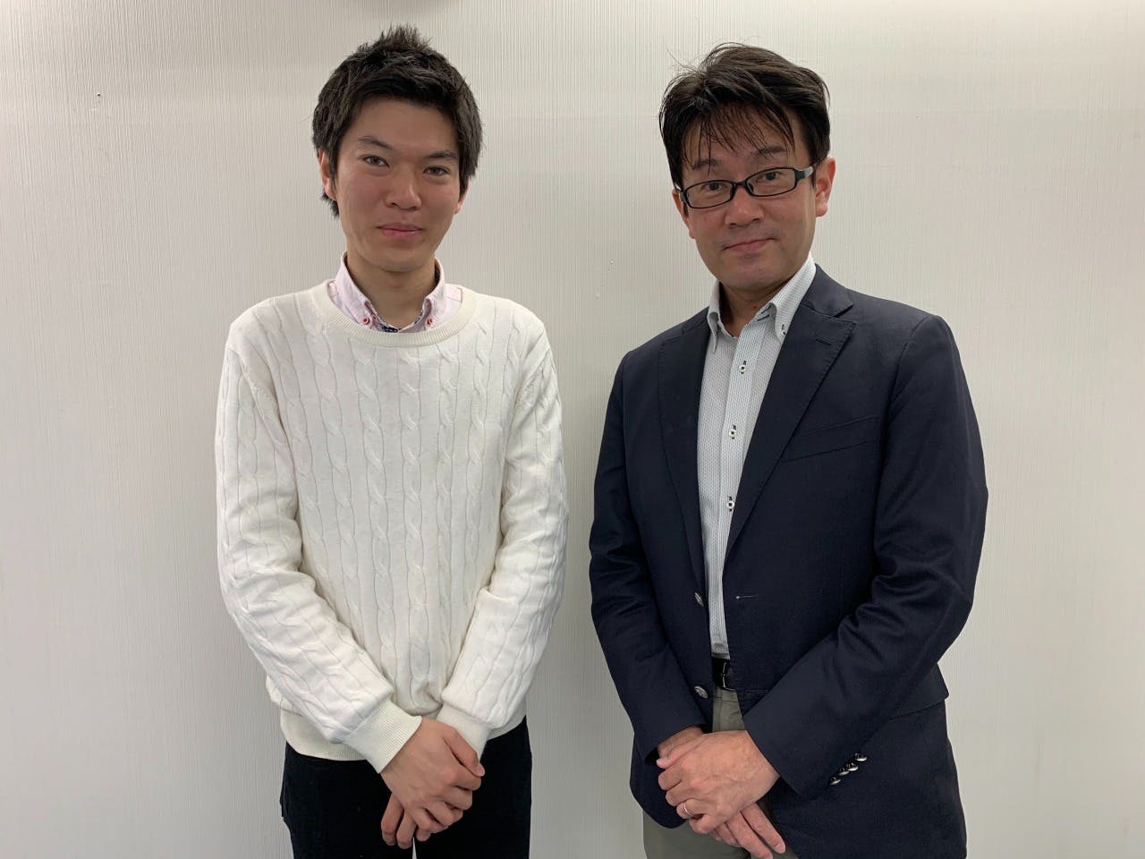 20代男性と50代男性2人が並ぶ写真