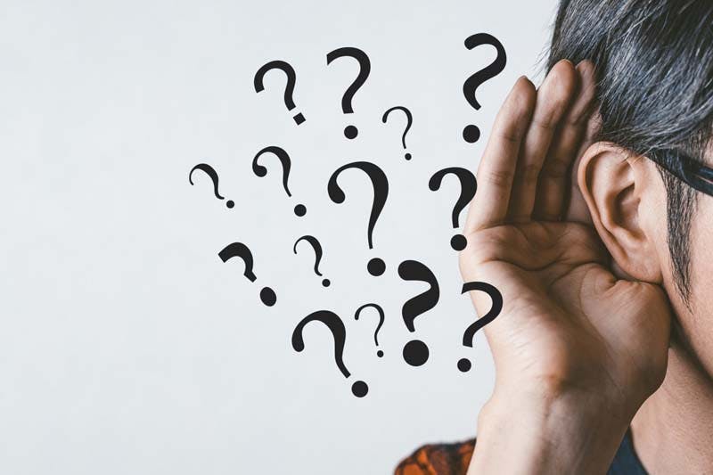 都市伝説やウワサを知って惑わされそうになってしまっている男性のイメージ画像