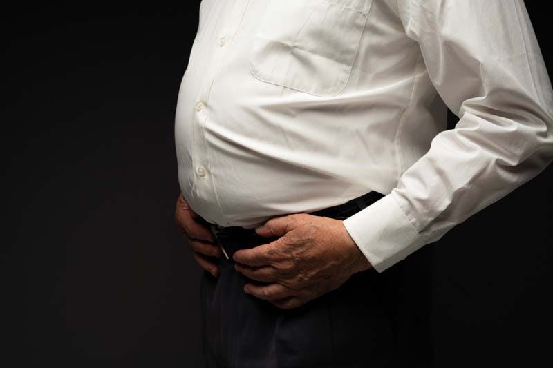 メタボリック症候群（シンドローム）になっている男性のイメージ画像