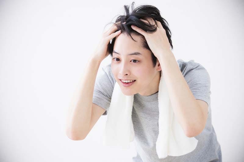 スカルプケアを実践する男性のイメージ画像