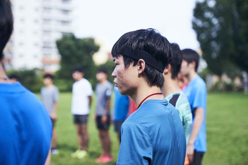 チーム内で輪になり、話を聞く藤本珠輝選手