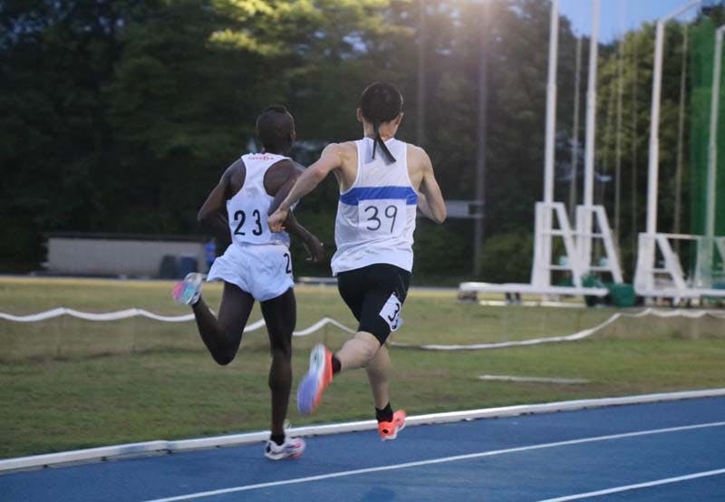 走る藤本珠輝選手の後ろ姿