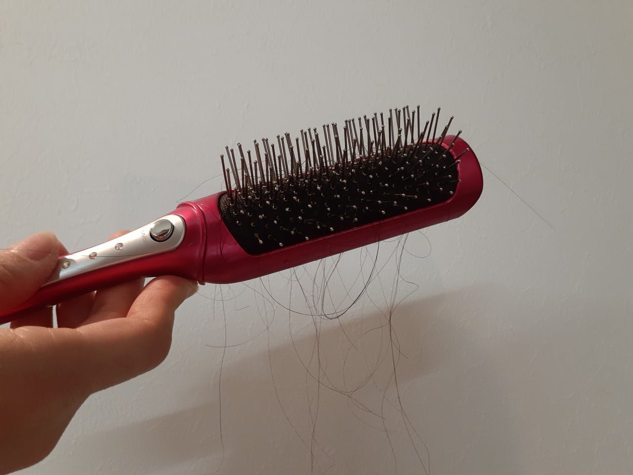 ヘアブラシに絡まった抜け毛のイメージ画像
