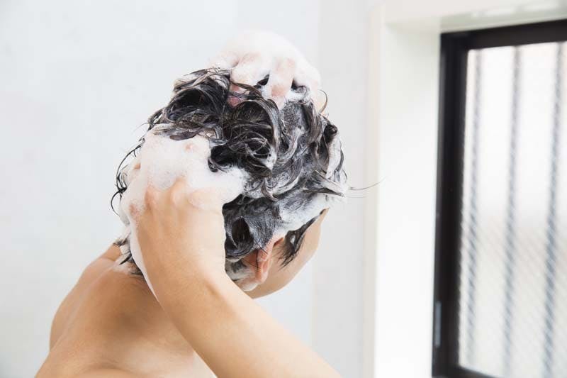 頭皮・毛髪をしっかりシャンプーしている男性のイメージ画像