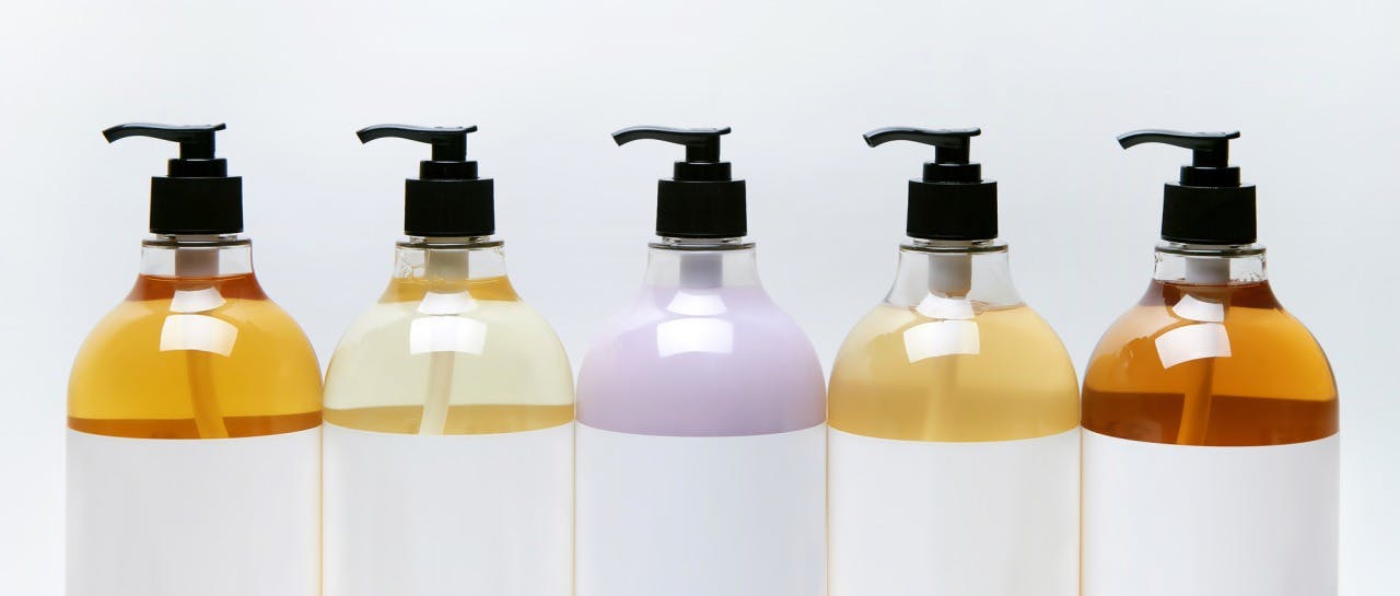 5つ並んだシャンプーボトル