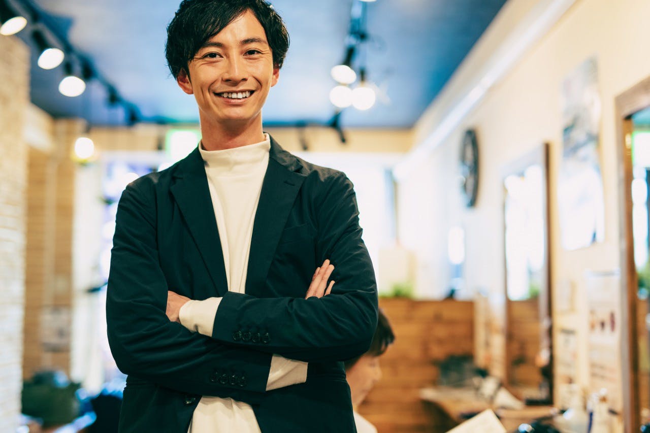 美容室でほほ笑む男性