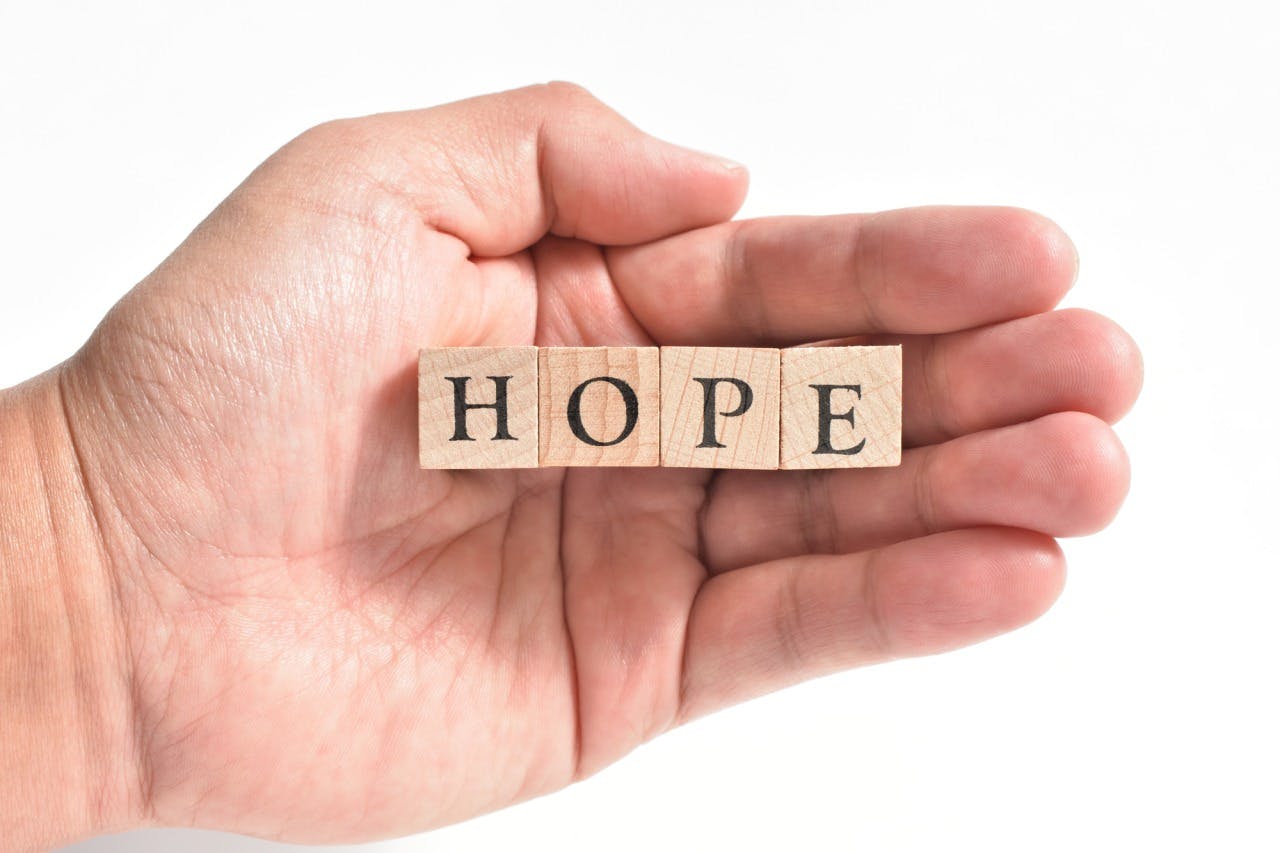 手の平と「HOPE（希望）」の文字写真