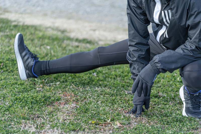 運動やスポーツ前の柔軟をする男性