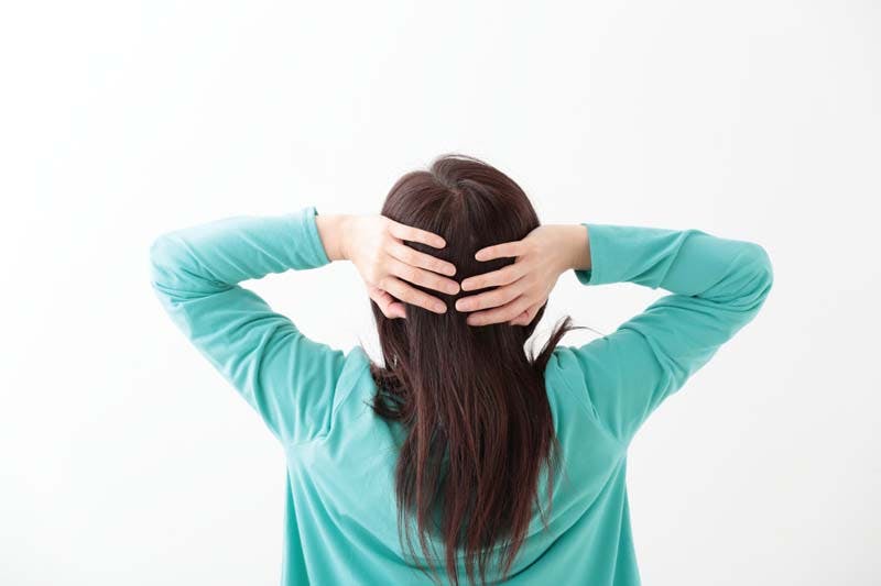 後頭部の薄毛を気にする女性のイメージ画像