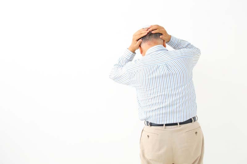 後頭部の薄毛を気にする男性のイメージ画像