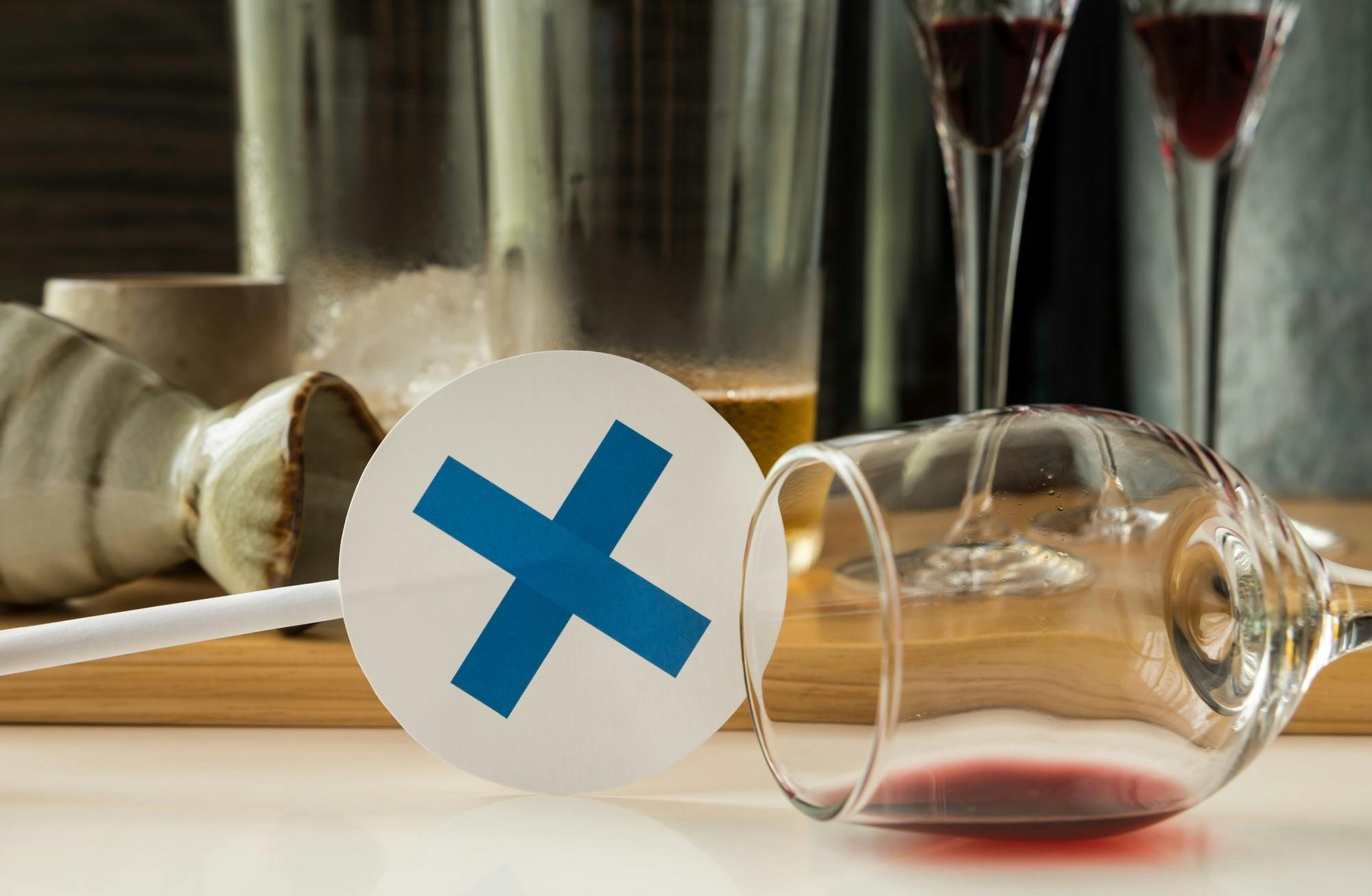 倒れたワイングラス（お酒の飲み過ぎはNG）