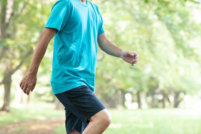 公園で運動をする男性のイメージ画像