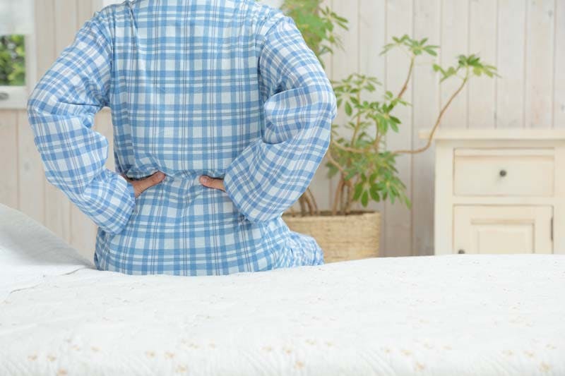 質の良い睡眠を取ってスッキリと目覚めた男性のイメージ画像