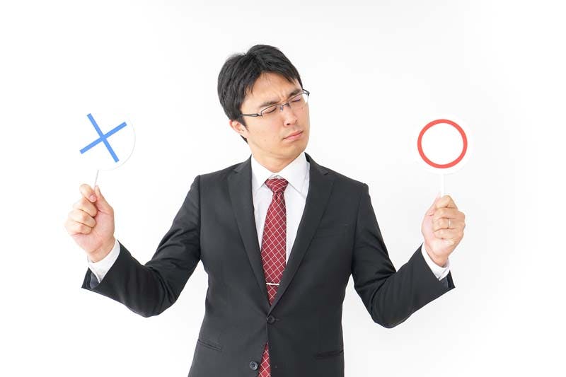 薄毛対策に悩んで答えを出そうとする男性のイメージ画像