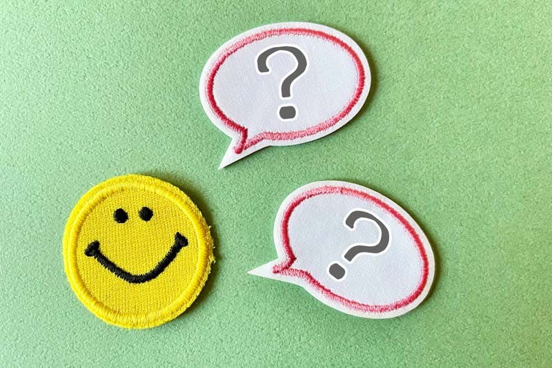 顔のアイコンと吹き出しのイメージ画像