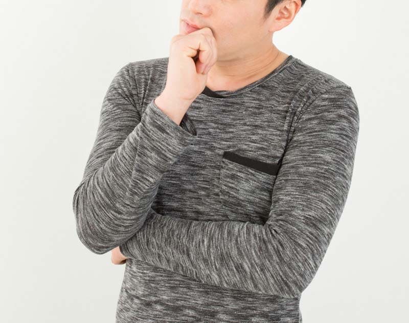 頭皮クレンジングの選び方に迷う男性のイメージ画像