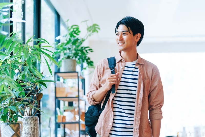 笑顔で外を見る男性の画像