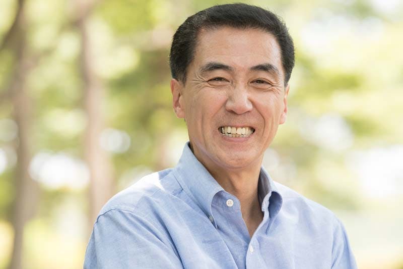 笑顔の男性の画像