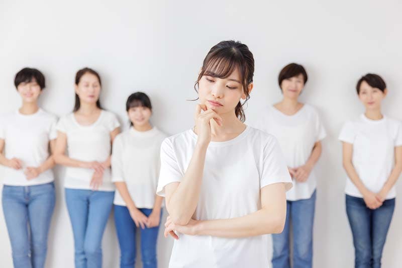 悩んでいる女性