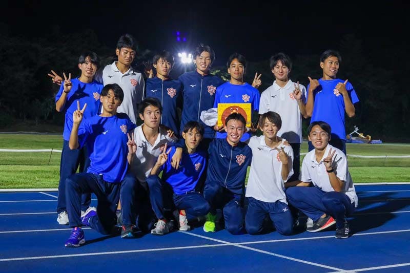 日本体育大学・藤本珠輝選手とチームメンバーの集合写真