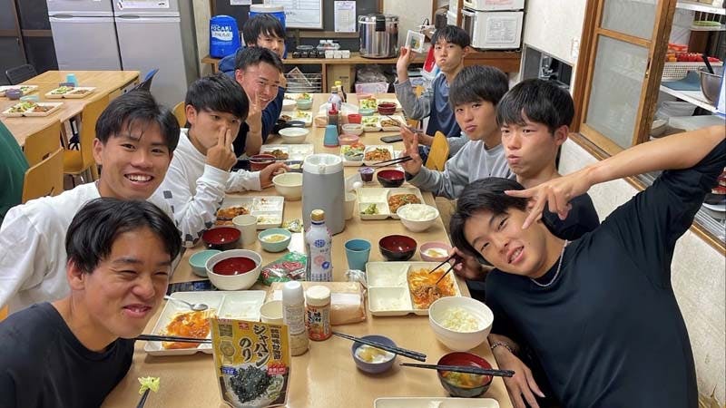 日本体育大学陸上部の食事風景