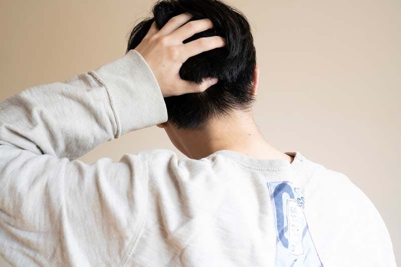 頭皮のかゆみを気にする男性