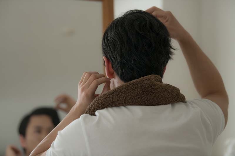 頭皮の乾燥に悩む男性の画像