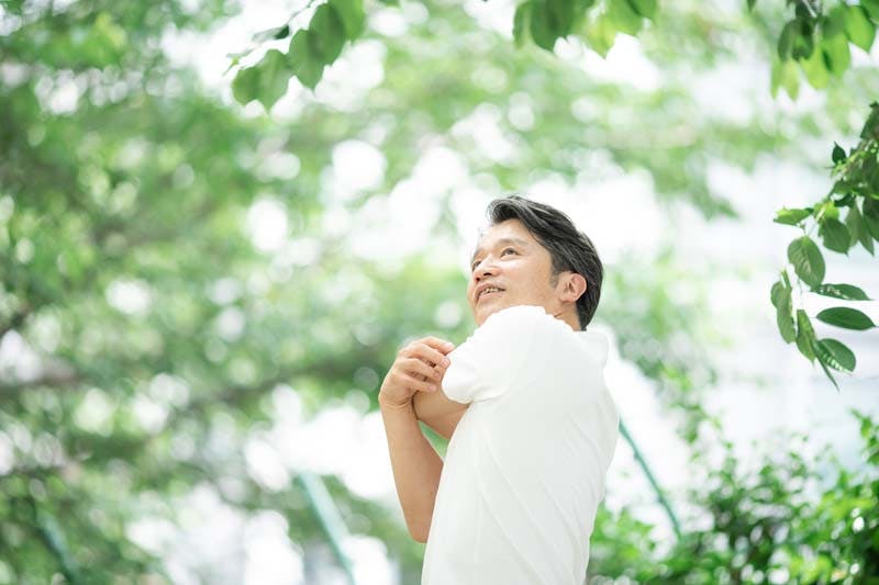 爽やかな表情の男性の画像