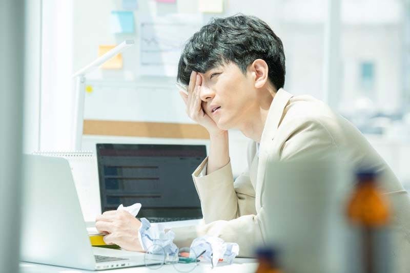 生活習慣が乱れた20代男性の画像