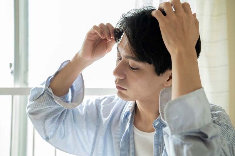 薄毛を気にする20代男性の画像