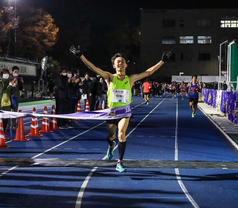 ゴールテープを切る日本体育大学・藤本珠輝選手