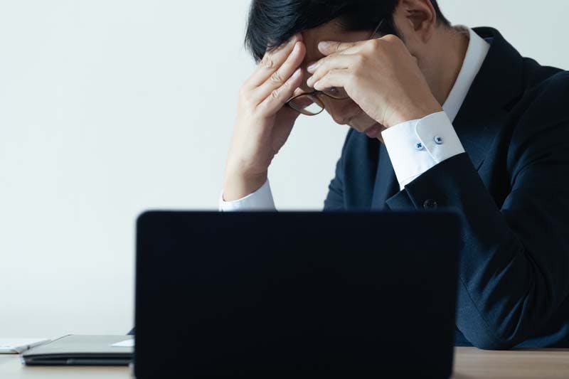 ストレスを感じている男性の画像
