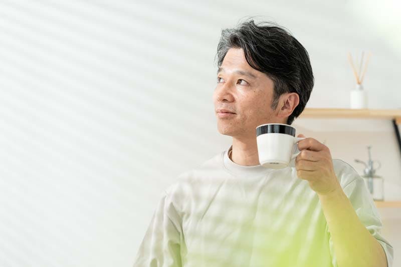 前向きな男性の画像