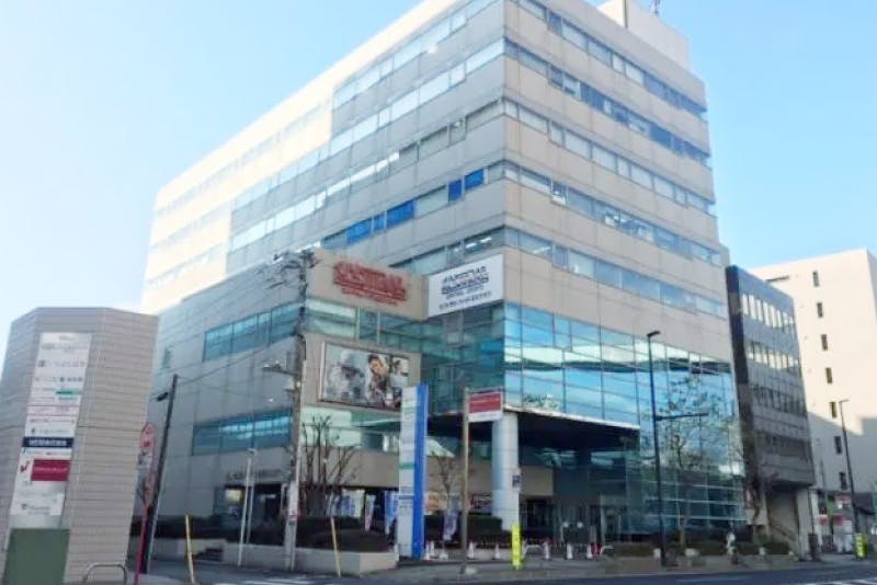 JR千葉駅中央改札より南口 徒歩4分、京成千葉駅（西口又は東口）より徒歩4分。国道沿いにあるフィットネスクラブが1階にある千葉新町ビルの5階になります。