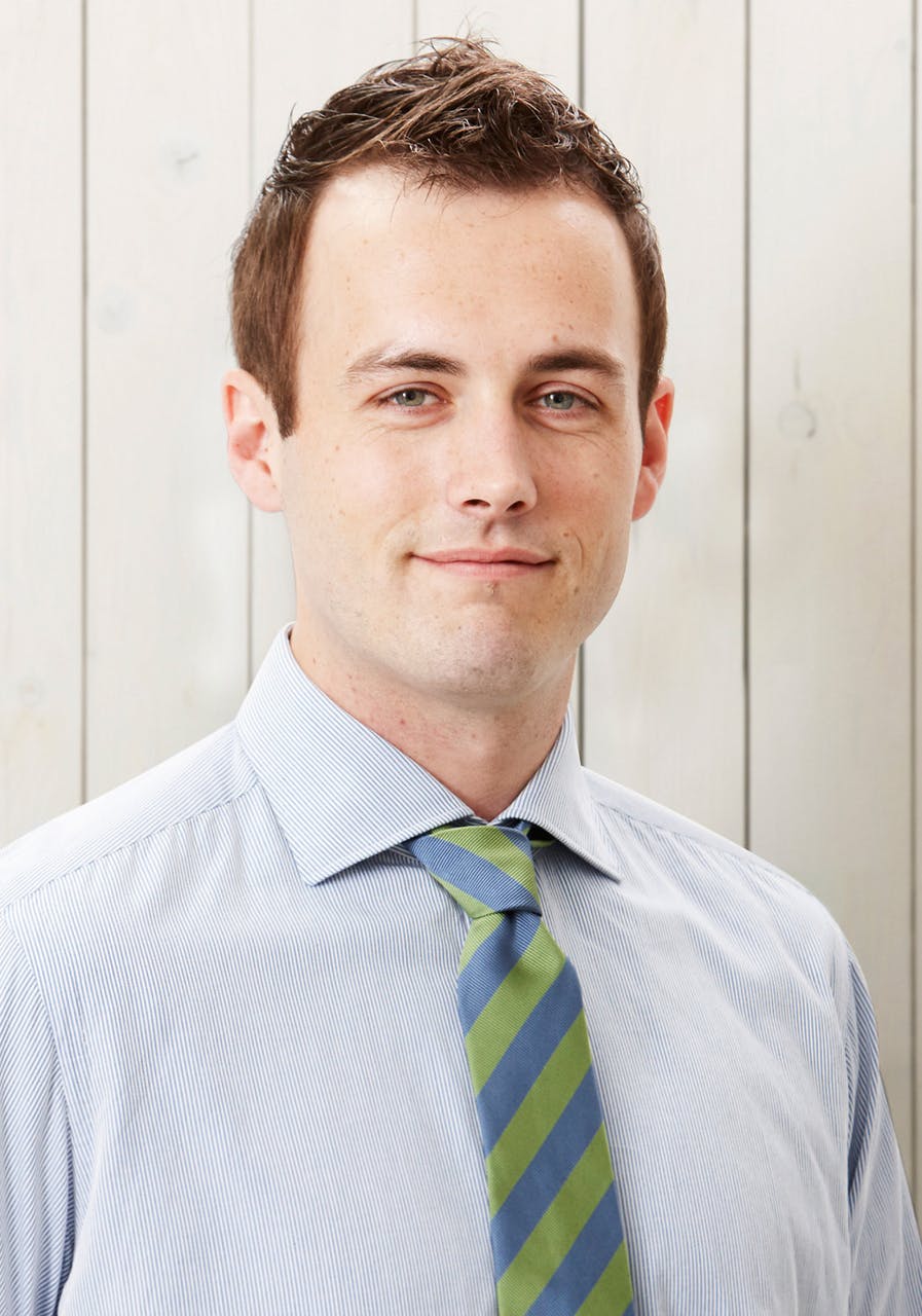 ソフトモヒカンの外国人男性のアップ