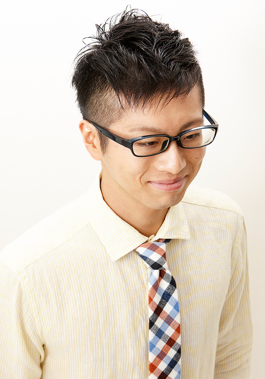 サイドを大胆に刈り上げトップに無造作感を出したショートカットの男性