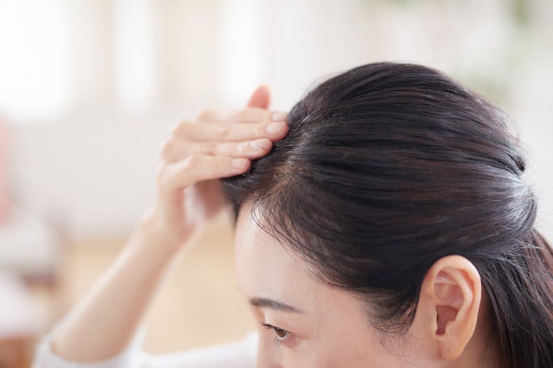 頭髪の状態を気にしている女性
