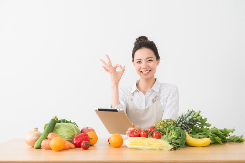食材の栄養バランスをチェックしている人