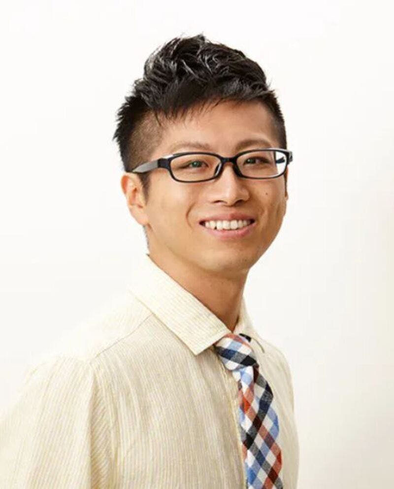 ツーブロックにしている笑顔の男性