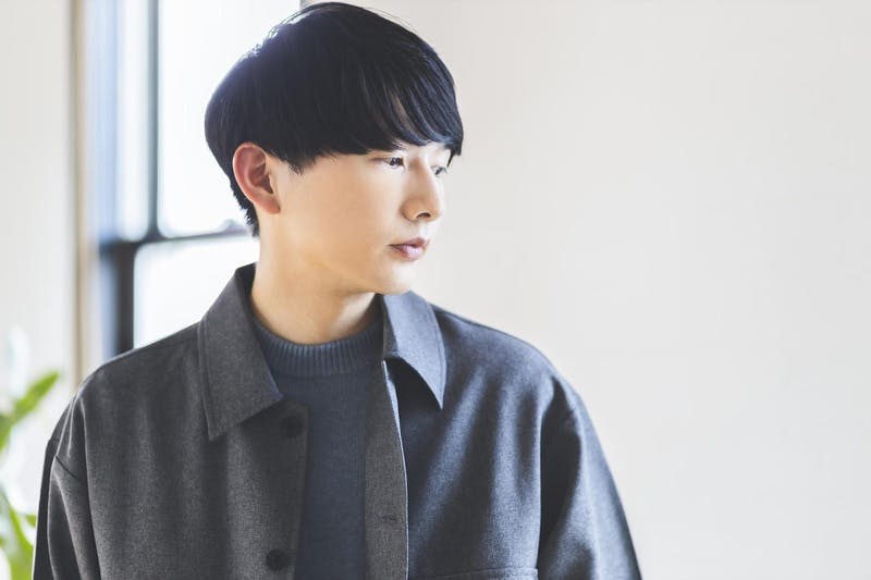 丸みのあるヘアスタイルの男性のポートレート