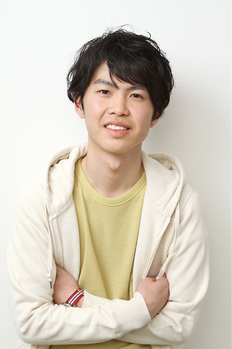 ゆるやかなパーマをかけている男性