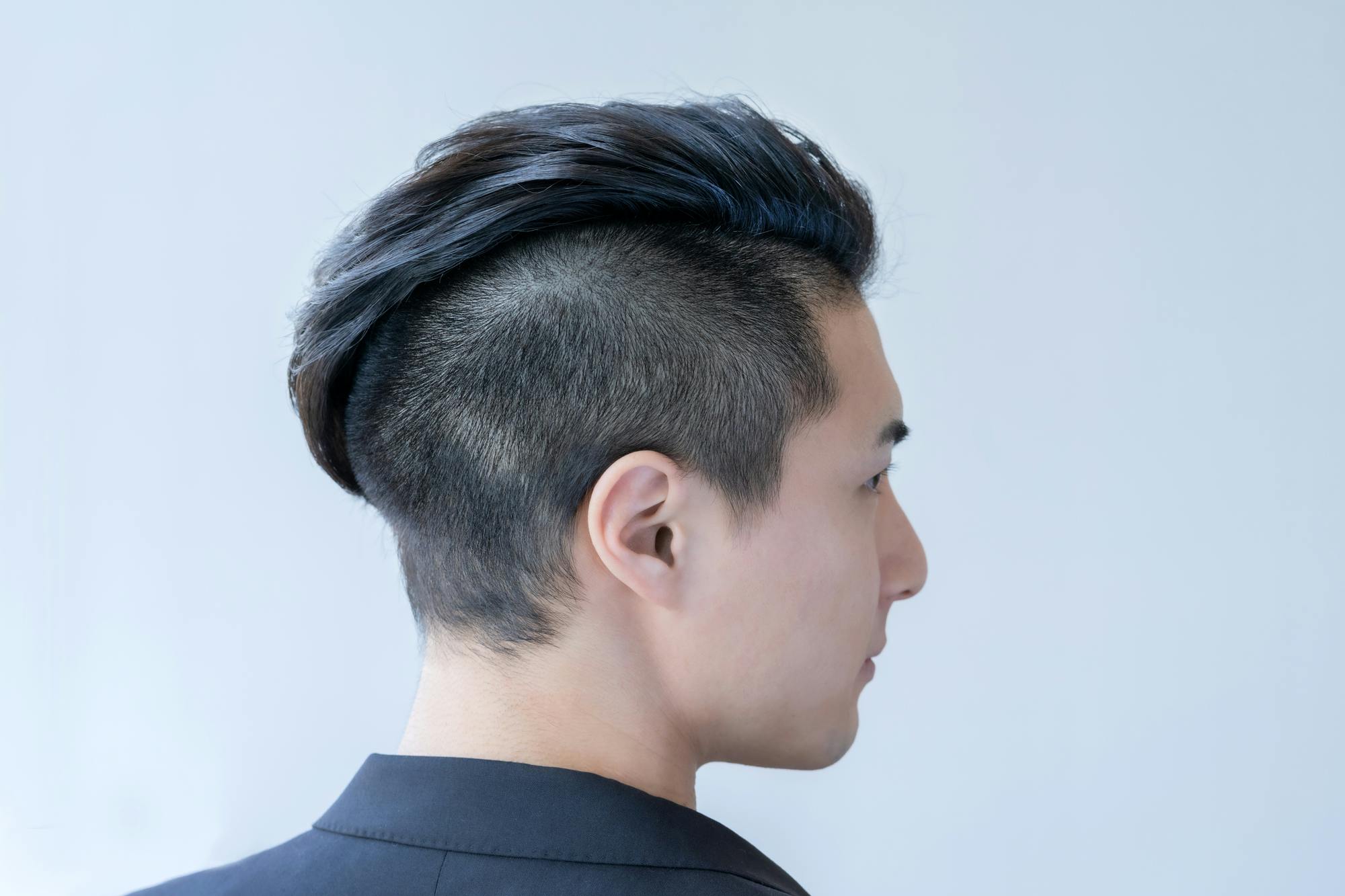 ツーブロックかつオールバックの男性の横顔