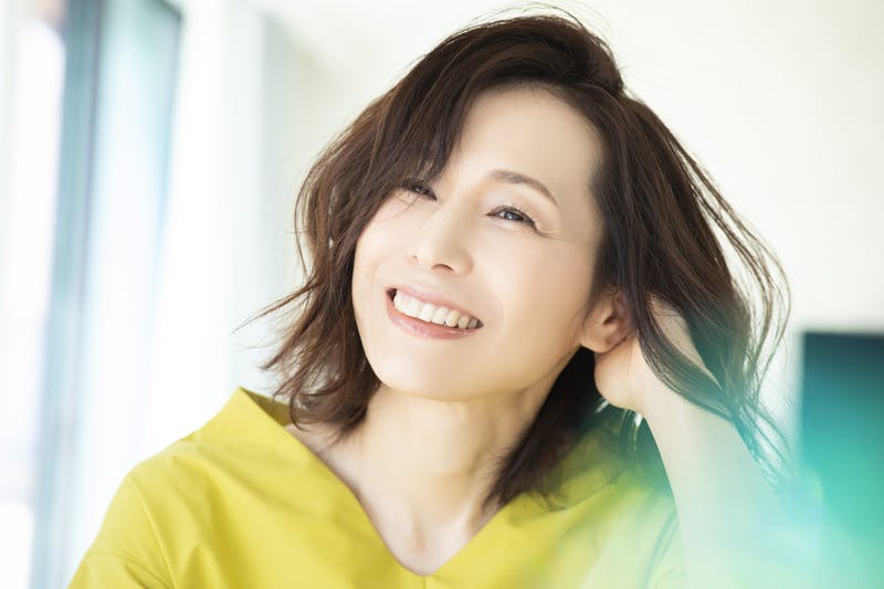 微笑むセミロングヘアの女性