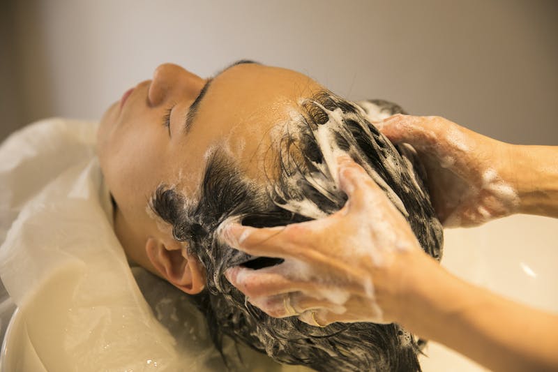 サロンでシャンプーしている男性の様子