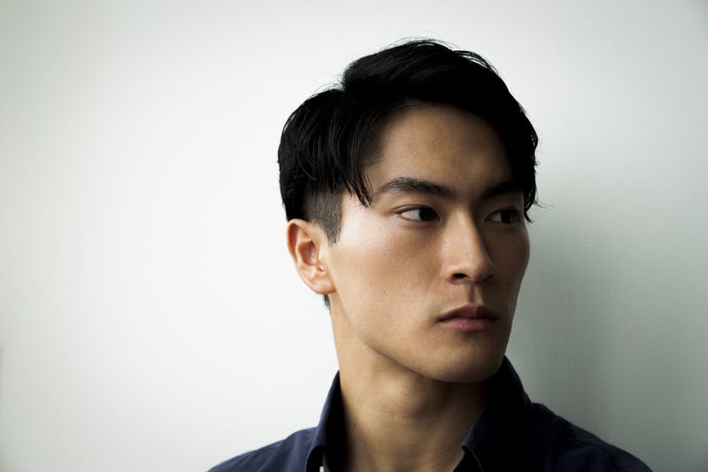 アップバングショートの男性