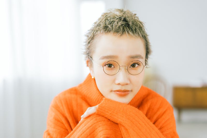 ハイトーンのベリーショートにしている女性