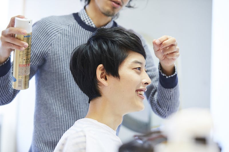 ヘアサロンで髪型をセットしてもらい喜ぶ男性の横顔
