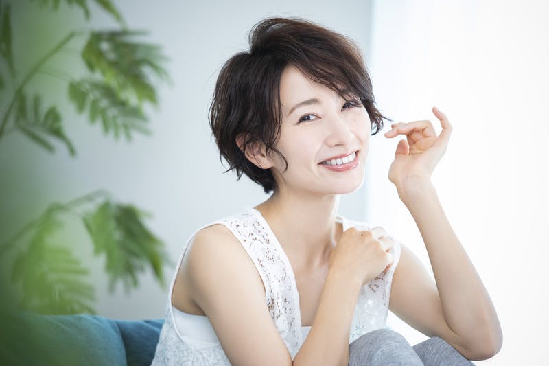 カメラ目線で微笑むショートカットの女性